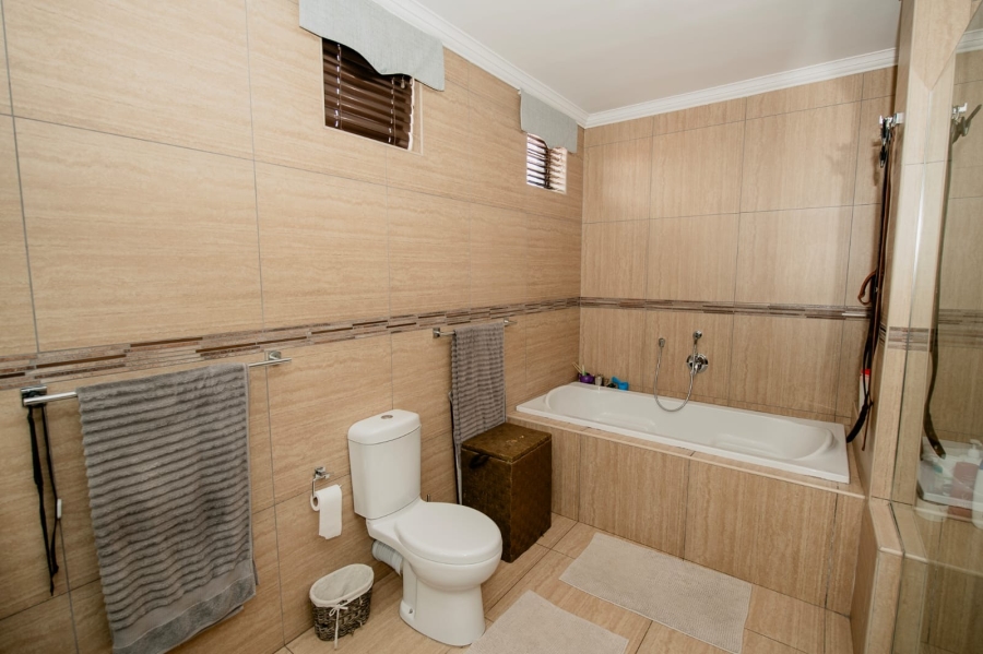 5 Bedroom Property for Sale in Baillie Park North West